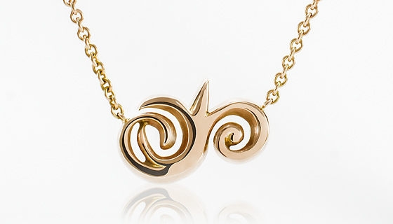 Goldener Fleur de Lis Pendant close-up