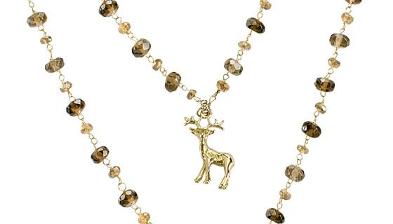 Goldener Hirsch mit Edelsteinen Kette close-up