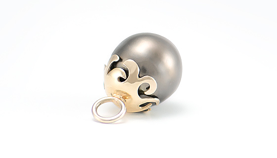 Schwarze Perle mit Gold