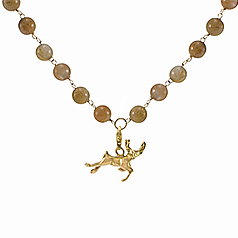 Goldener Hirsch mit braune edelsteine Kette